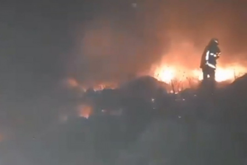 Požar kod Gacka, prijeti da zahvati šumu
