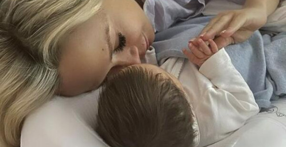 Pevačica se porodila u 5. deceniji a posle 10 dana objavila neobično ime bebe!