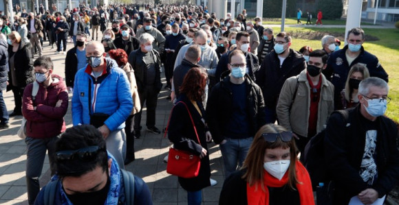 Србија: И албанске стјуардесе у реду за вакцинацију