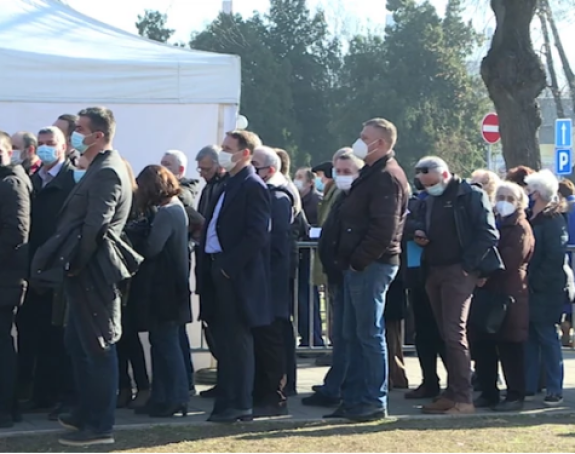 Dugi redovi za vakcinaciju ispred Beogradskog sajma