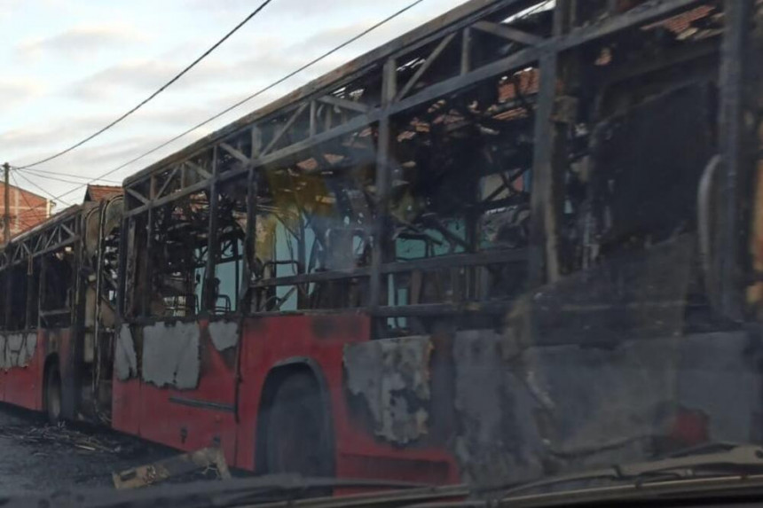 Насред улице потпуно изгорио аутобус и аутомобил