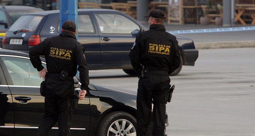 Претреси у више градова, СИПА ухапсила три особе