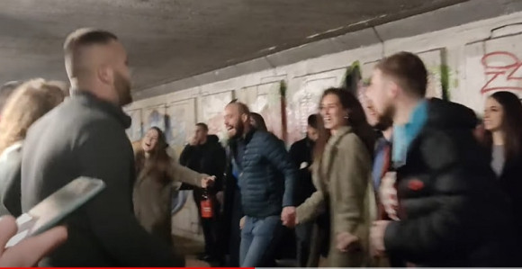 Studenti igraju kolo uz “Neće Gara da primi vakcinu”