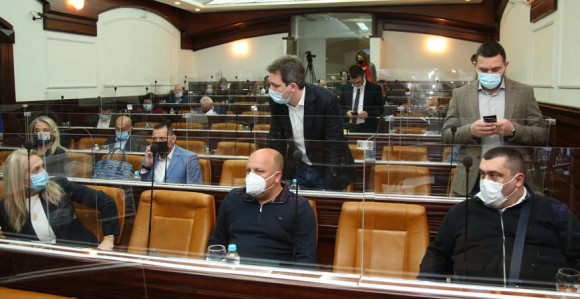 Tenzije prekinule skupštinu, i dalje nema dogovora