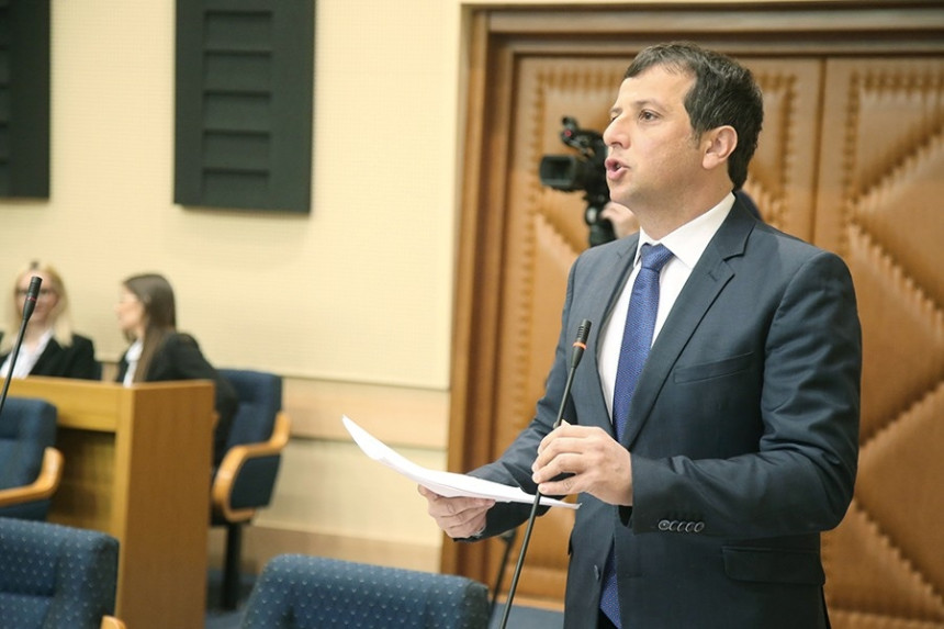 "Mjere Vlade podsjećaju na travara kome su bivši pacijenti pokojna Sava, pokojni Pera, pokojni Đuro..."