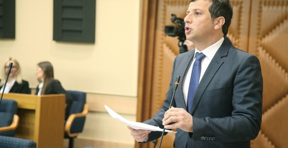 "Mjere Vlade podsjećaju na travara kome su bivši pacijenti pokojna Sava, pokojni Pera, pokojni Đuro..."