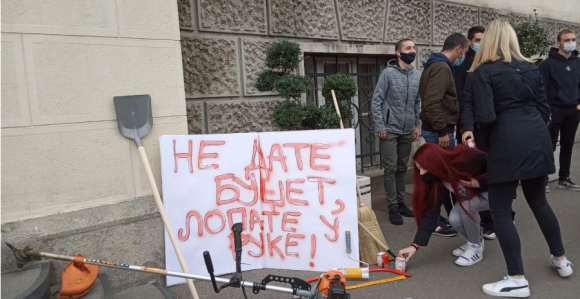 Banjaluka: Lopate, trimeri, kosilice ispred Skupštine