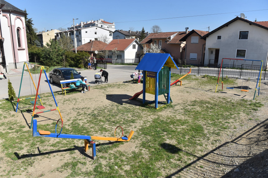Ново игралиште за малишане у порти цркве од Моззарта 