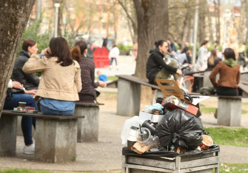 Prizori kakve grad ne pamti: Parkovi puni smeća