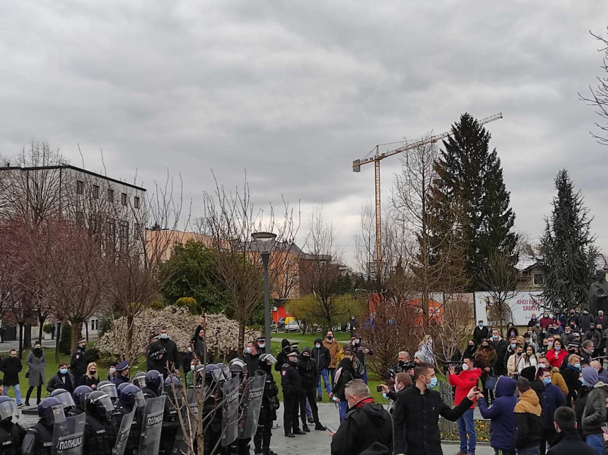Ugostitelji tvrde: Vlada nas slagala, idemo na proteste