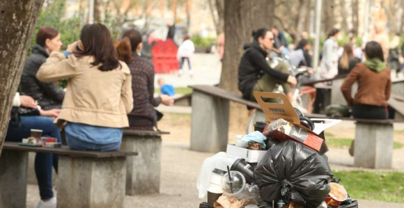 Prizori kakve grad ne pamti: Parkovi puni smeća
