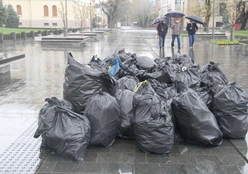 СНСД блокирао град, а њихови активисти чисте смеће