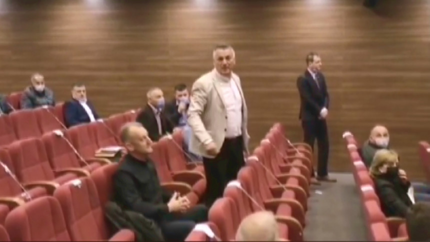 Vulgarno ponašanje odbornika SNSD-a u Bratuncu (VIDEO)
