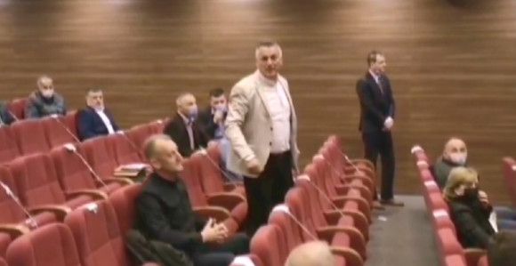 Vulgarno ponašanje odbornika SNSD-a u Bratuncu (VIDEO)