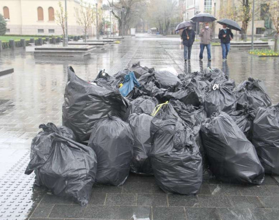 SNSD blokirao grad, a njihovi aktivisti čiste smeće