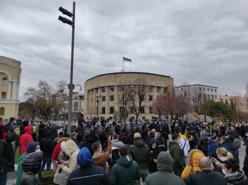 Баште отворене, угоститељи ипак иду на протесте