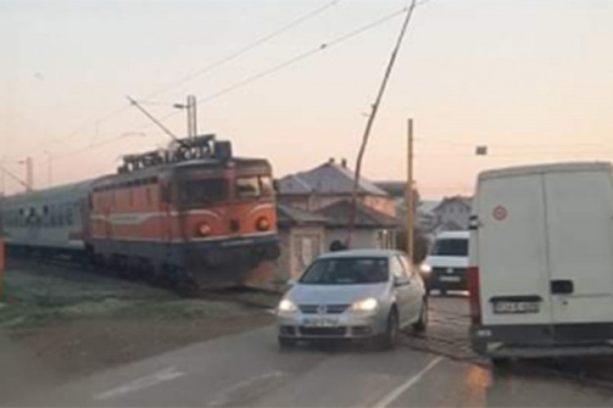 Воз стао испред подигнуте рампе у Залужанима (ВИДЕО)