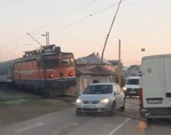 Voz stao ispred podignute rampe u Zalužanima (VIDEO)