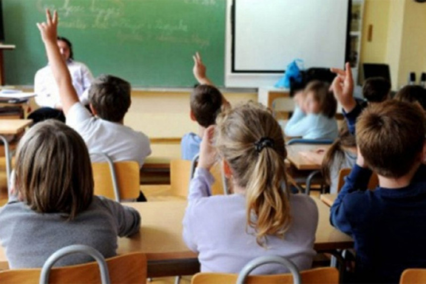 Učenici nižih razreda danas ponovu u klupama