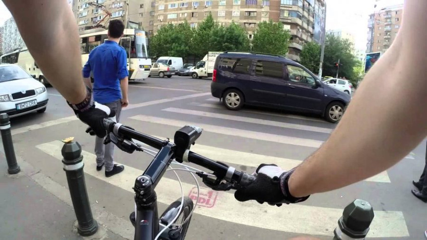 Autom udario biciklistu, trebao biti u izolaciji