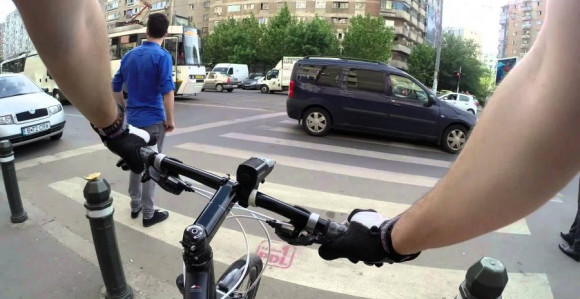 Autom udario biciklistu, trebao biti u izolaciji