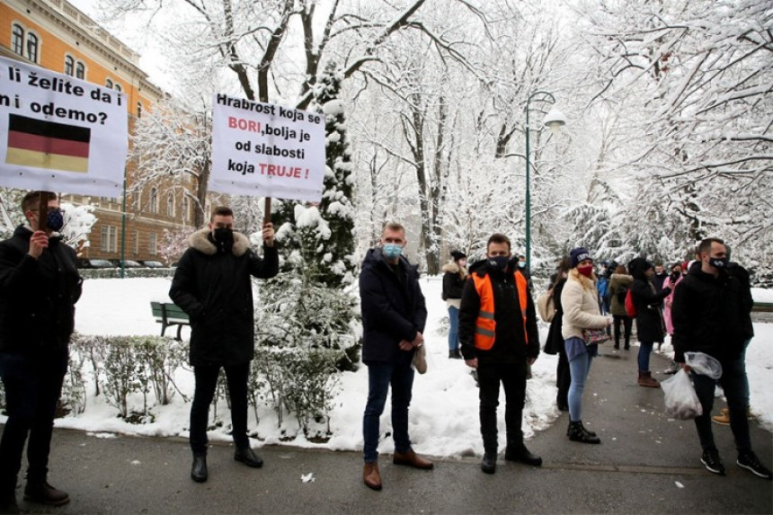 "Gladni smo, pokušavaju nas utješiti krompirom"