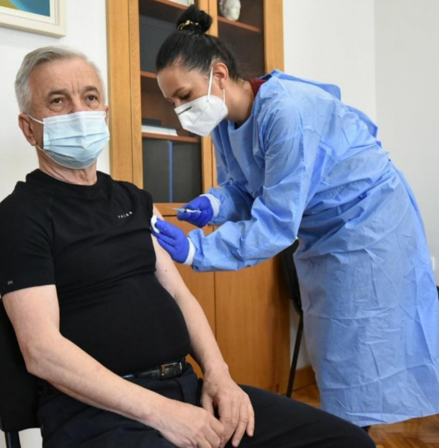 Čubrilović primio Sinovak vakcinu protiv kovida 19