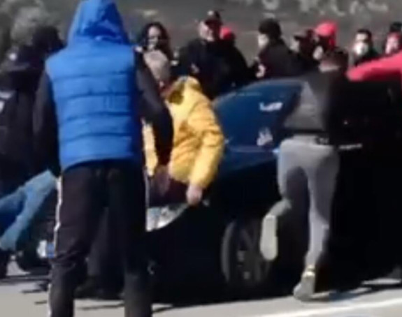 Napadnuto vozilo u kome je bila kćerka premijera