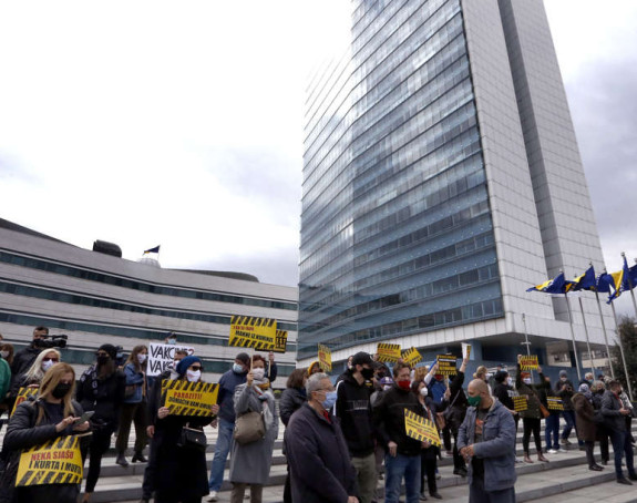 Političari besramno ignorišu vapaje naroda za vakcinom