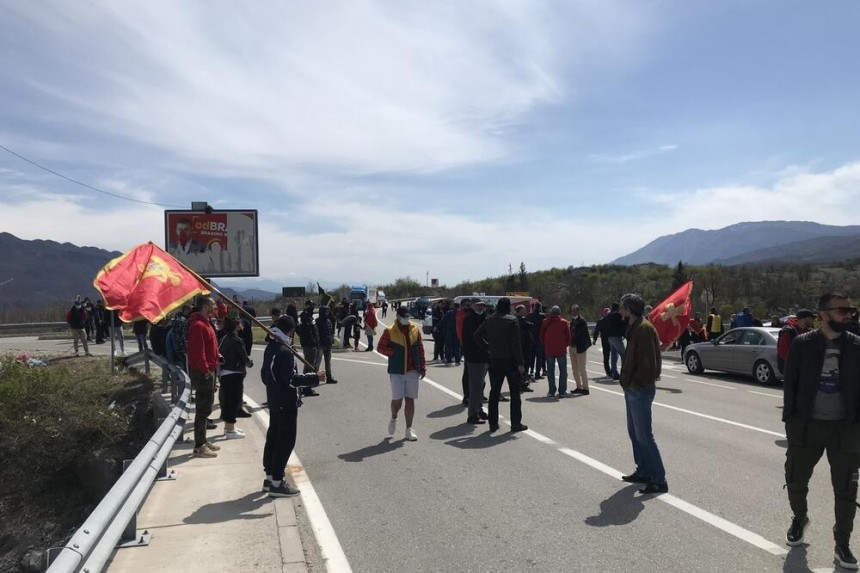 Присталице Мила Ђукановића поново блокирале пут