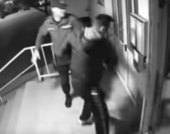 Dvojica policajaca pretukli mladića u Mostaru (VIDEO)