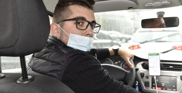 Pevač zbog pandemije postao taksista!