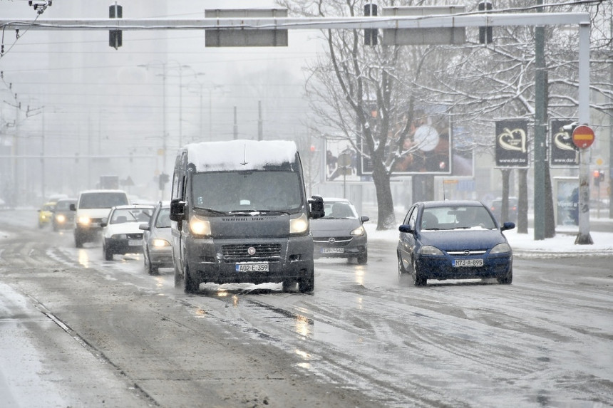 Saobraćaj usporen zbog snijega u višim predjelima