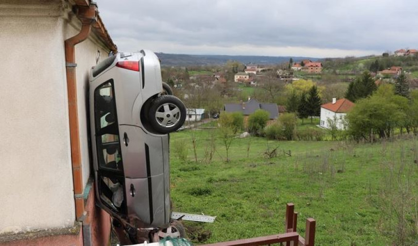 Vozač sletio s puta, pa se zakucao u kuću vertikalno