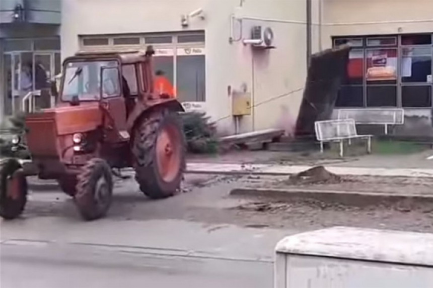 Трактором срушили споменик: "Ево вам, четници"