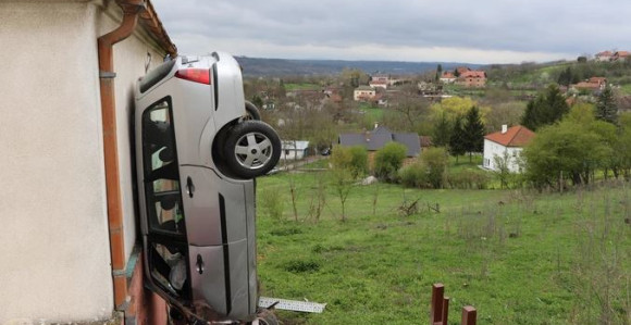 Vozač sletio s puta, pa se zakucao u kuću vertikalno