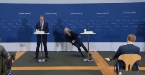 Šefica danske Agencije srušila se na presu (VIDEO)