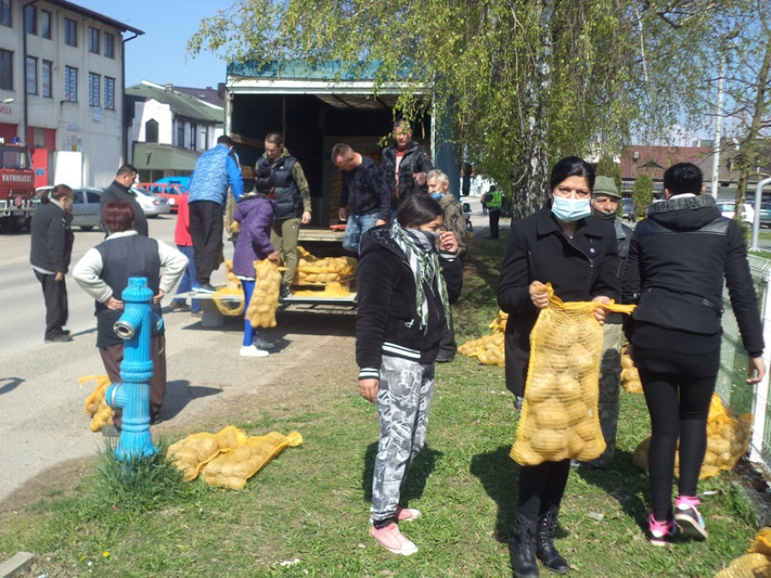 Због ниске цијене, повртари дијеле кромпир бесплатно