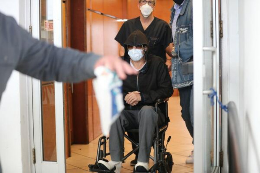 Бред Пит у инвалидским колицима у болници - покушао да се закамуфлира!