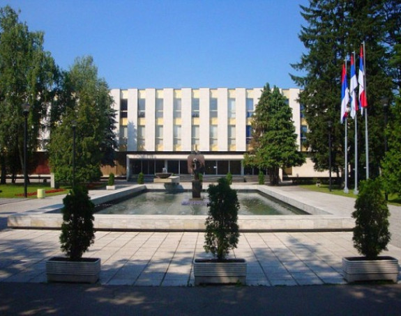 Незаконито повећали плату, куповали телефоне и гориво...
