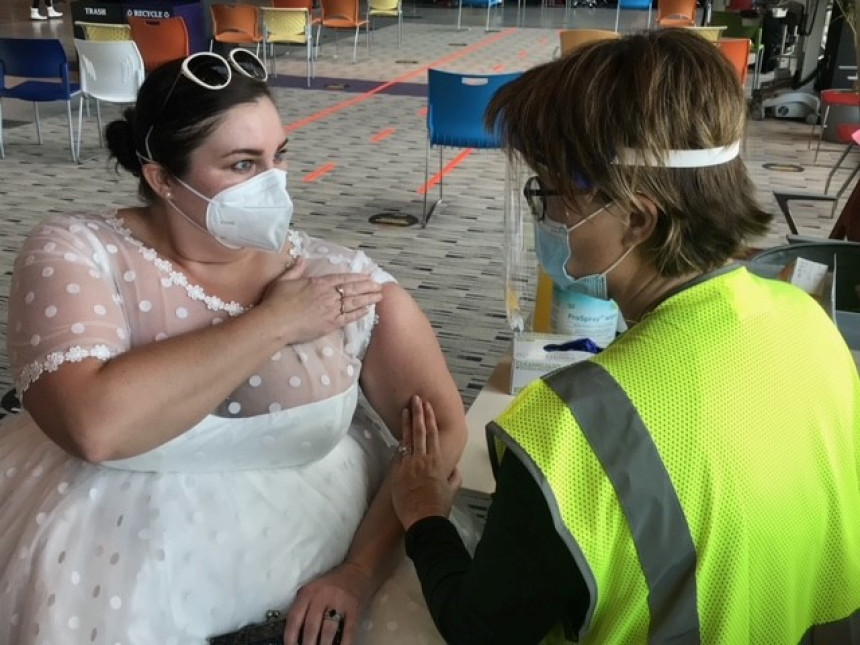 Umesto venčanja obukla je venčanicu za vakcinaciju!