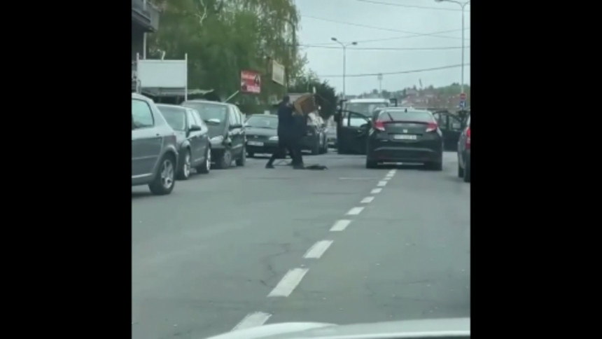 Žestoka tuča u centru Beograda zbog automobila