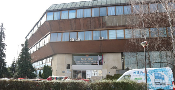 Vlada uzima kredite da preživi, a kupuju poslovne prostore?!