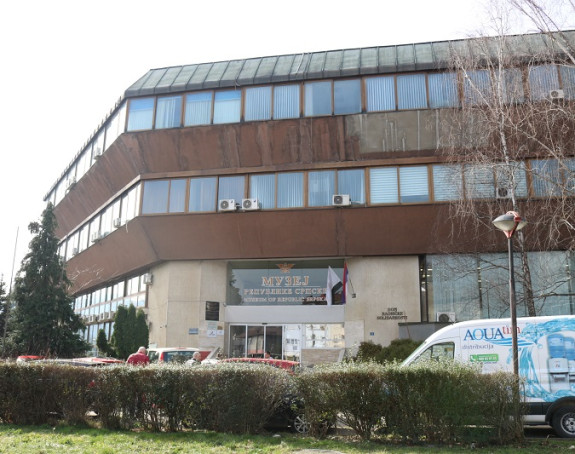 Vlada uzima kredite da preživi, a kupuju poslovne prostore?!