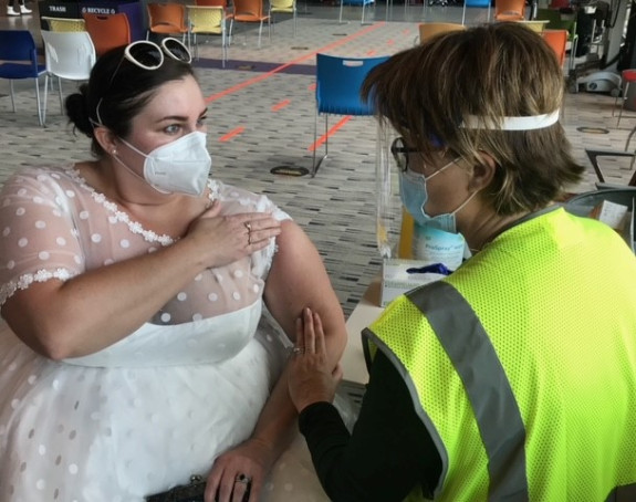 Umesto venčanja obukla je venčanicu za vakcinaciju!