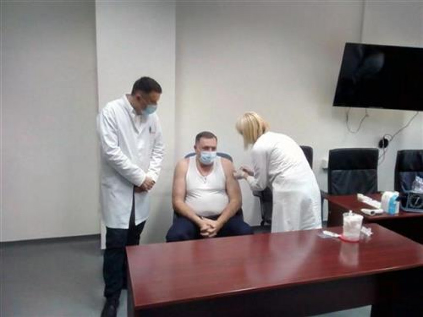 Dodik primio vakcinu protiv virusa korona
