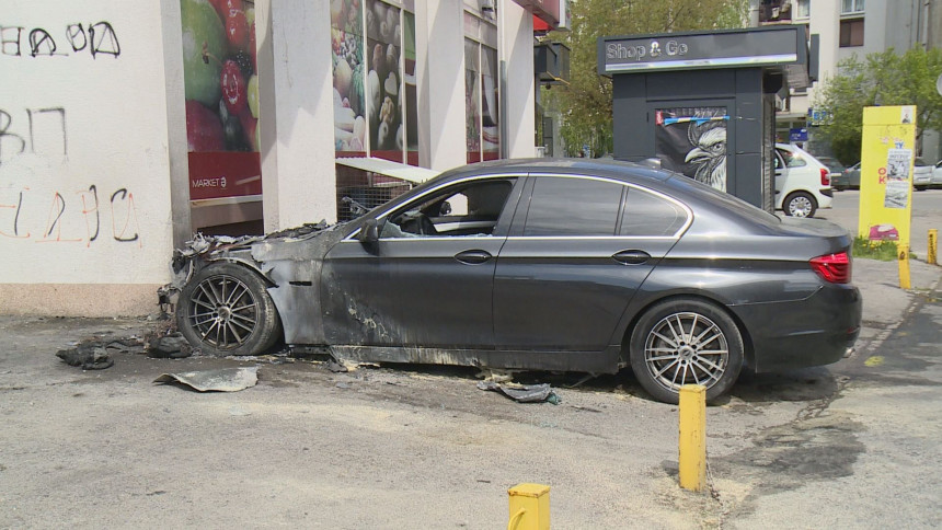 Бијељина: Пожар на путничком аутомобилу "БМW" 