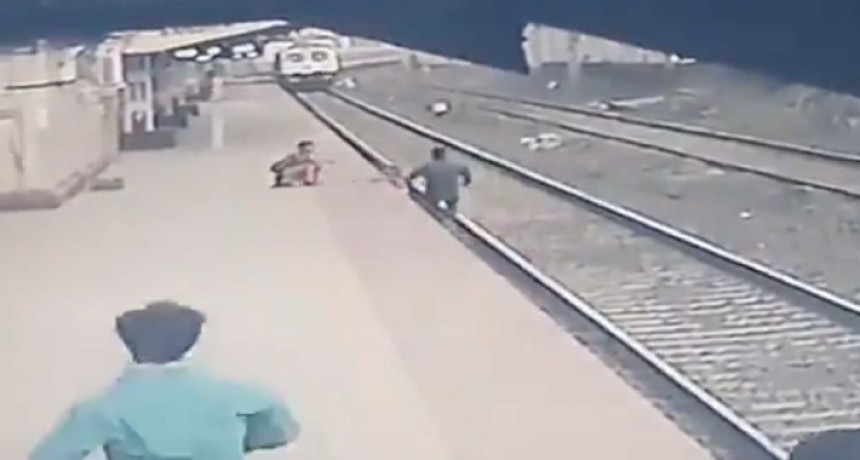 Indijski železničar spasao dete sa šina tik ispred voza! (VIDEO)
