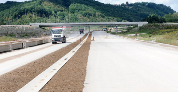 Troši se na sve i svašta samo ne na izgradnju puteva!