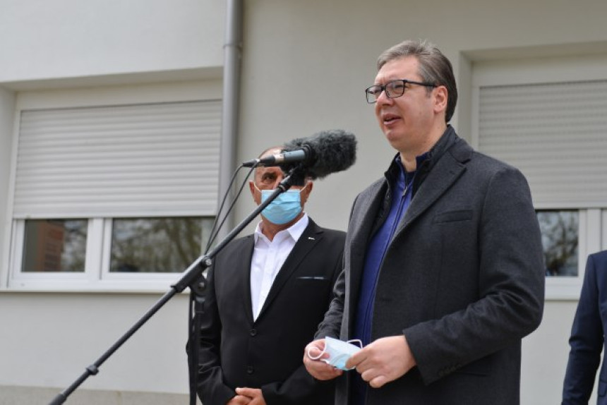 Vučić sumnja na jednu ženu da je autor non pejpera